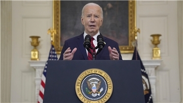 US-Präsident Joe Biden spricht vor der Unterzeichnung eines Hilfspakets für die Ukraine, das auch die Unterstützung Israels, Taiwans und anderer Verbündeter umfasst, im State Dining Room des Weißen Hauses.