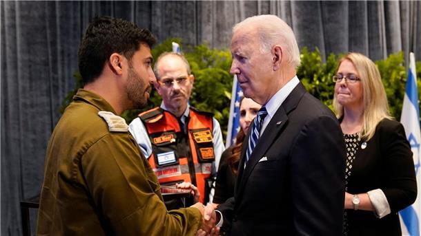Biden sagt Israel Solidarität und volle Unterstützung zu US-Präsident Joe Biden trifft Angehörige der Opfer und Ersthelfer, die direkt von den Hamas-Anschlägen betroffen waren.