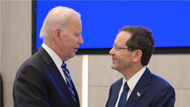 Biden sagt Israel Solidarität und volle Unterstützung zu US-Präsident Joe Biden trift den israelischen Staatspräsidenten Izchak Herzog (r).