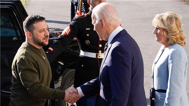 US-Präsident Joe Biden und seine Frau Jill Biden begrüßen den ukrainischen Präsidenten Wolodymyr Selenskyj (l) vor dem Weißen Haus.
