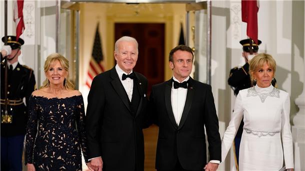 Schickes Staatsbankett für die Macrons im Weißen Haus US-Präsident Joe Biden und seine Frau Jill posieren beim Bankett im Weißen Haus mit Frankreichs Präsident Emmanuel Macron und dessen Frau Brigitte für die Kameras.