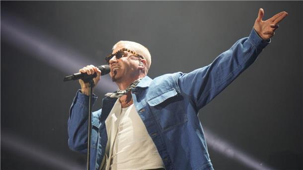 Der US-Rapper Macklemore auf dem Deichbrand-Festival 2025.