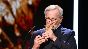 US-Regisseur Steven Spielberg freut sich über die Auszeichnung mit dem Goldenen Ehrenbären der Berlinale.