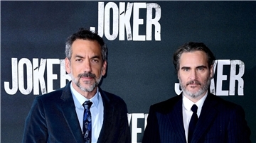 US-Regisseur Todd Phillips (l) und US-Schauspieler Joaquin Phoenix bei einer Sondervorführung des Films „Joker“.