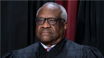 US-Richter Clarence Thomas hat Flüge in einer Maschine des Immobilienmoguls Harlan Crow sowie Hotelbuchungen auf dessen Kosten offengelegt.