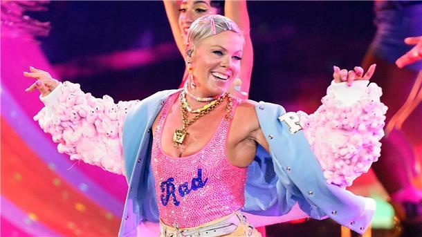 „Hi, ich bin Alicia“: Neuntes Studioalbum von Pink US-Sängerin Pink nennt ihr neues Album „Trustfall“ eine emotionale Reise.