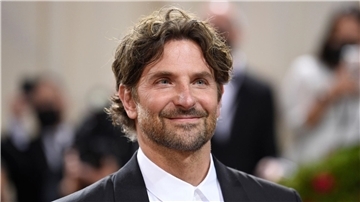 US-Schauspieler Bradley Cooper verwandelt sich im ersten Trailer für „Maestro“ in den legendären Dirigenten und Komponisten Leonard Bernstein (1918-1990).
