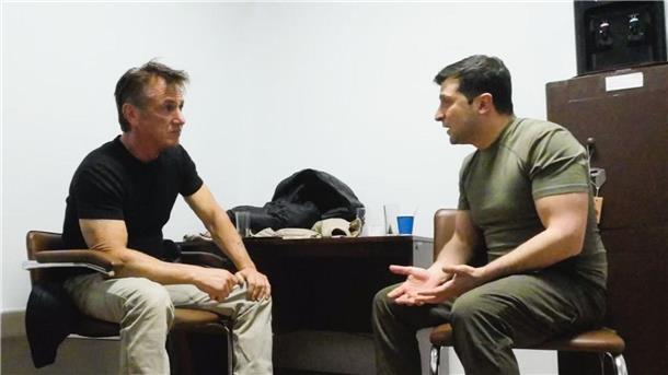 US-Schauspieler Sean Penn (l) und der ukrainische Präsident Wolodymyr Selenskyj in einer Szene des Dokumentarfilms „Superpower“.