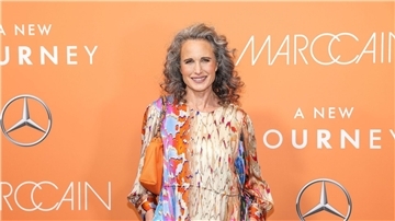 US-Schauspielerin Andie MacDowell kommt zur Show des Labels Marc Cain bei der Offsite-Modenschau im ehemaligen Flughafen Tempelhof in Berlin.