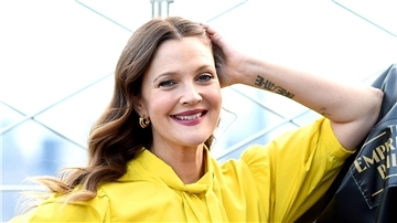 US-Schauspielerin Drew Barrymore fühlt sich nach eigenen Angaben bis heute manchmal von dem schwierigen Verhältnis zu ihrer Mutter eingeschränkt.