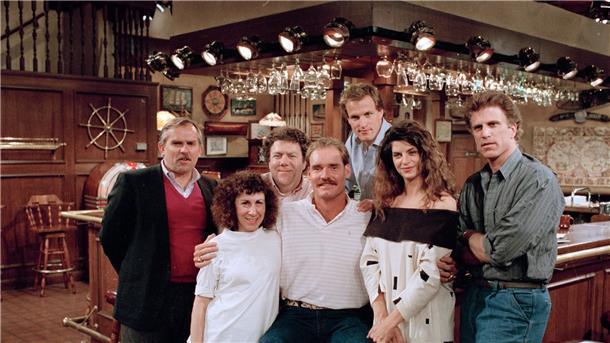 „Großartige Komikerin“ - „Cheers“-Star Kirstie Alley ist tot US-Schauspielerin Kirstie Alley (2.v.r) posiert mit der Besetzung von „Cheers“ während der Proben für eine Folge.