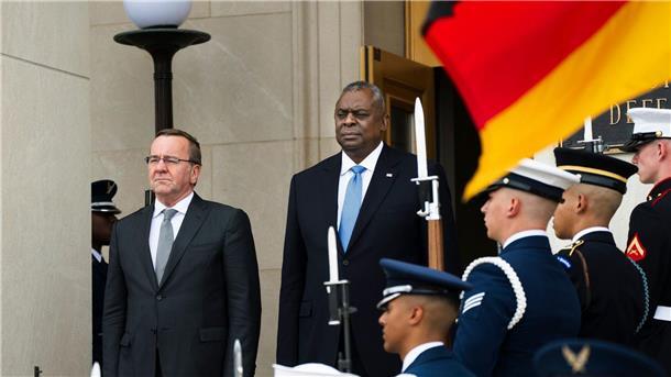 US-Verteidigungsminister Lloyd Austin begrüßt seinen deutschen Amtskollegen Boris Pistorius im Pentagon.