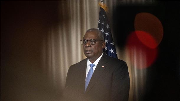 Krieg gegen die Ukraine: So ist die Lage US-Verteidigungsminister Lloyd Austin gibt beim fünften Treffen der Ukraine-Kontaktgruppe auf dem US-Stützpunkt Ramstein ein Schluss-Statement ab.