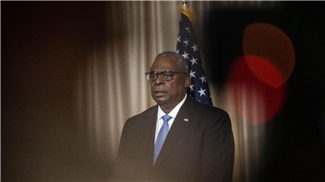 US-Verteidigungsminister Lloyd Austin gibt beim fünften Treffen der Ukraine-Kontaktgruppe auf dem US-Stützpunkt Ramstein ein Schluss-Statement ab.