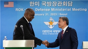 US-Verteidigungsminister Lloyd Austin (l)  schüttelt seinem südkoreanischen Amtskollegen Lee Jong Sup nach einer gemeinsamen Pressekonferenz die Hand.