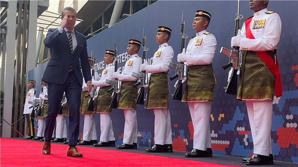 Bilder des Tages US-Verteidigungsminister Pete Hegseth geht an einer Ehrengarde entlang.