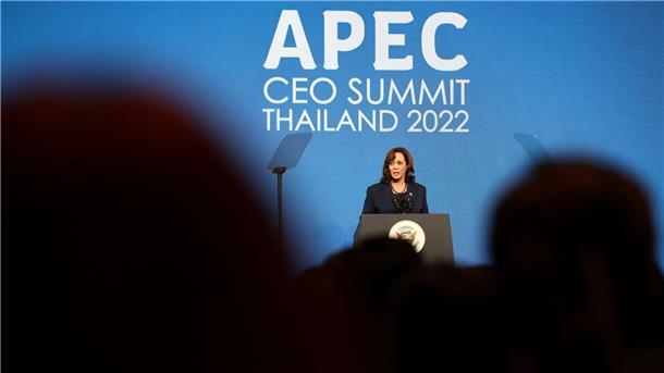 Apec-Mehrheit verurteilt Moskau US-Vizepräsidentin Kamala Harris spricht bei einer Pressekonferenz im Rahmen des Apec-Gipfels.