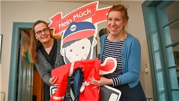 Uta Hierath (links) und Verena Friedel haben Hein Mück verjüngt und ihn auf Tassen, Teller und Souvenirs gepackt.