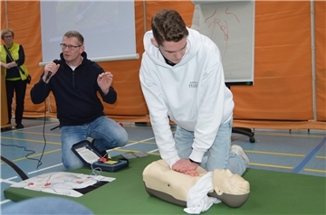 Ute Horn, Maik Niederkrome und Niklas Niederkrome erklären, wie ein Defiblillator funktioniert und worauf man bei der Herz-Lungen-Wiederbelebung achten muss.