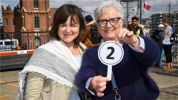 Ute Kraft aus Bremen (li.) und Ulrike Vosteen-Hedemann aus Ganderkesee loben die „Wahnsinns-Logistik“, die die Sail erst ermöglichte.