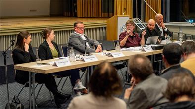 Ute Möhle (4.v.l.) leitet die Podiumsdiskussion zum Thema Migration im Hinblick auf die Bundestagswahl 2025 