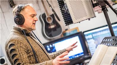 Uwe Evering produziert in seinem heimischen Studio in Dorum ein Hörspiel über die „Sagen der Heimat aus dem Elbe-Weser-Dreieck“.