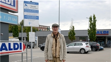 Uwe Krämer vor dem ALDI in der Stresemannstraße. 