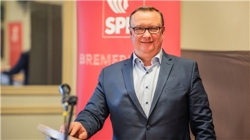 Ein Mann im Anzug. 