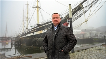 Uwe Schmidt vor der „Seuten Deern“.