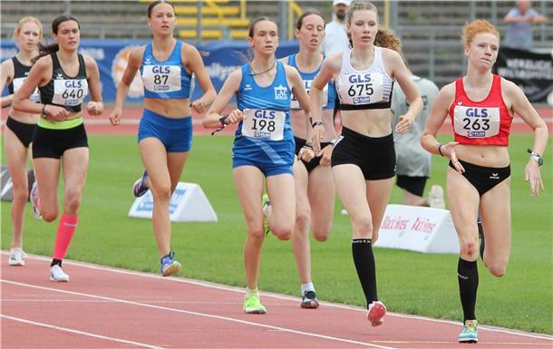 Zevenerin Valerie Fehlandt ist Deutsche Meisterin über 800 Meter der U16 Valerie Fehlandt (Nr. 675) im Duell mit der späteren Drittplatzierten Elena Guggemoos (Nr. 263). Die spätere Vizemeisterin Carolin Graf (Nr. 198) blieb den beiden kurz vor dem Ziel dicht auf den Fersen.