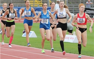 Valerie Fehlandt (Nr. 675) im Duell mit der späteren Drittplatzierten Elena Guggemoos (Nr. 263). Die spätere Vizemeisterin Carolin Graf (Nr. 198) blieb den beiden kurz vor dem Ziel dicht auf den Fersen.