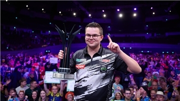 Mit blutender Hand: Van Veen jüngster Darts-Europameister Van Veen ist der jüngste Darts-Europameister.