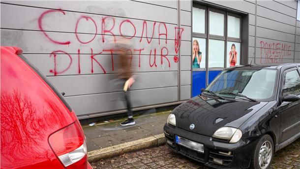 Impfgegner planen erneut Protest Vandalismus in der Elbestraße. Die Fassade eines Geschäftes wurde mit Parolen beschmiert.