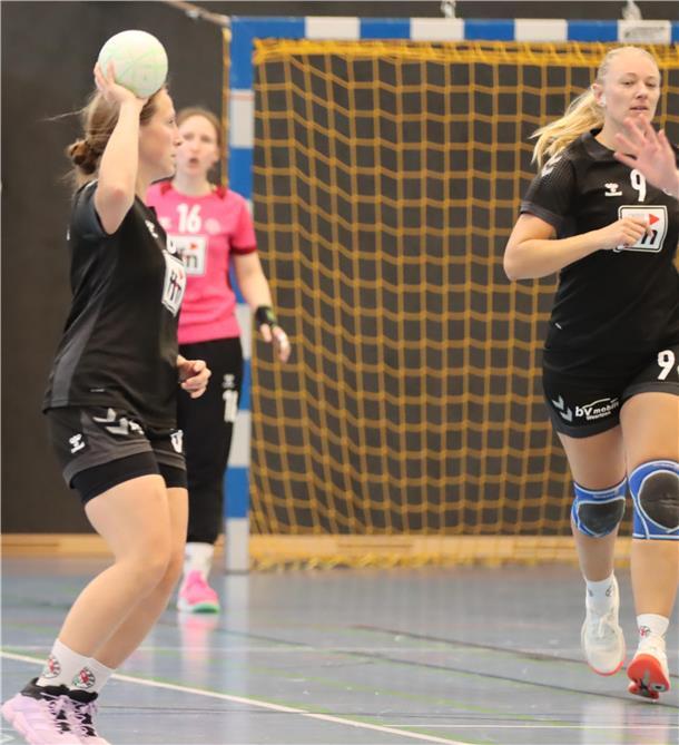 Vanessa Keßler (mit Ball) war beste Werferin des VfL Sittensen in diesem Spiel und erzielte insgesamt sechs Treffer.