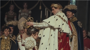 Vanessa Kirby (links) als Kaiserin Josephine und Joaquin Phoenix als Napoleon in einer Szene des Films „Napoleon“.