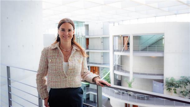 Eine junge Frau steht in einem Regierungsgebäude in Berlin.