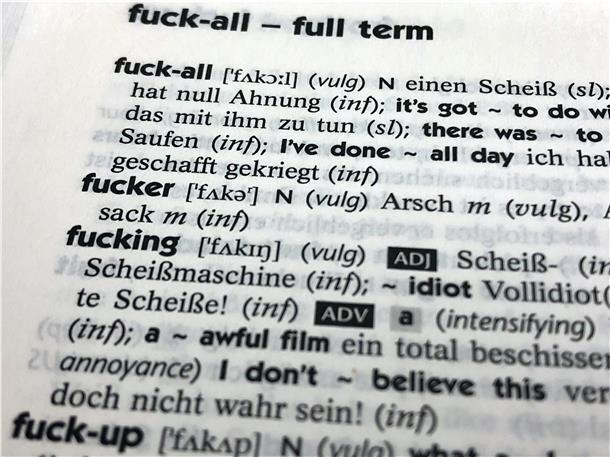 Varianten von „fuck“ stehen im Langenscheidt. Jüngere Menschen in Deutschland schimpfen sexualisierter als ältere Generationen.
