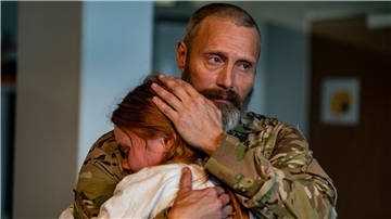 Vater Markus (Mads Mikkelsen) und seine Tochter Mathilde (Andrea Heick Gadeberg) trauern.