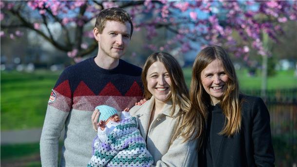 Vater, Mutter, Tante: Große Freude über das Baby.