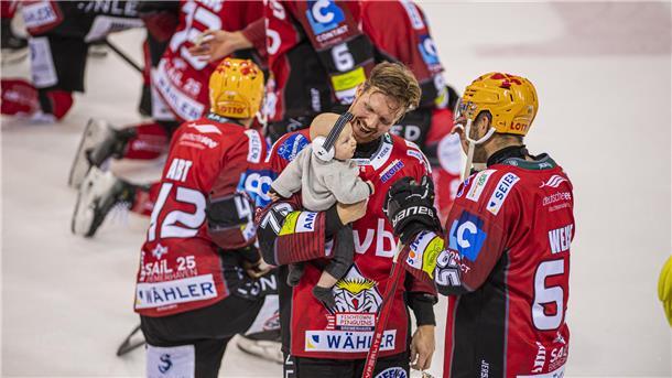Pinguins starten mit Sieg im Nordderby in die neue Saison Vaterfreuden bei Phillip Bruggisser: Der Verteidiger feierte das erste Mal einen Sieg mit seinem Kind auf dem Eis.