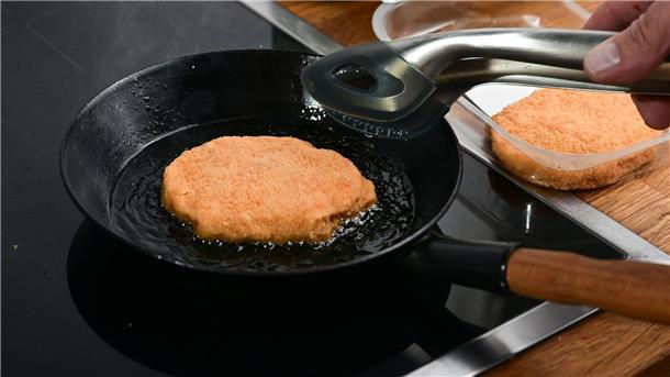 Veganes Cordon Bleu: Verbraucherinnen und Verbrauchern steht mittlerweile ein großes Sortiment an Fleischersatzprodukten zur Verfügung.