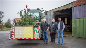 Verärgert und entschlossen, weil es ihrer Ansicht nach um ihre Existenz geht (von links): Die Landwirte Jan Bischof, Horst Meyer und Sven von Glahn machen beim Zusammentreffen in Debstedt deutlich, warum sie immer wieder auf die Straße gehen.