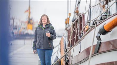 Wenn Schiffe Pumpen und Friseure brauchen: Hinter den Kulissen der Maritimen Tage Veranstaltungsmanagerin Katharina Zickler koordiniert die Schiffsbesuche für die maritimen Großveranstaltungen. Dazu gehört auch, den Kontakt zu den Crews zu halten.