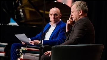 Verbindet eine lange Freundschaft und Zusammenarbeit: Schon 2015 saßen  Michael Lentz und Herbert Grönemeyer zusammen auf der Bühne und sprachen über die Texte des Musikers, damals bei der Lit.Cologne.