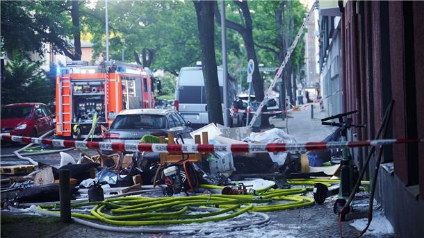 Barbesitzer rettet Frau und Sohn aus brennender Wohnung Verbranntes Mobiliar liegt auf einem Gehweg unterhalb einer ausgebrannten Wohnung in Berlin-Wilmersdorf.