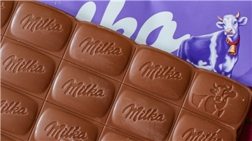 Verbraucherschützer klagen gegen die kleinere Packung von Milka-Schokolade. (Archivbild)