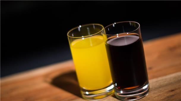 Verbraucherschützer und Gesundheitsexperten wollen weniger Zucker in Erfrischungsgetränken wie Cola oder Limonaden.