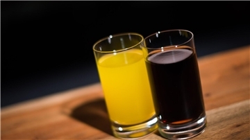 Verbraucherschützer und Gesundheitsexperten wollen weniger Zucker in Erfrischungsgetränken wie Cola oder Limonaden.