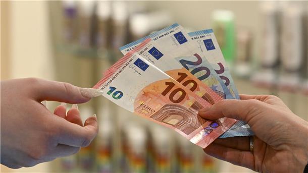 „Pink Tax“ - Warum Frauen manchmal mehr zahlen müssen Verbraucherschützern zufolge legen Firmen vor allem bei Kosmetik, Dienstleistungen wie Friseurbesuchen und Kleidung unterschiedliche Preise für Frauen und Männner fest, um mehr Gewinn zu erzielen.