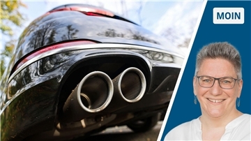 Auspuff eines Autos, Frau mit weißer Bluse und Brille